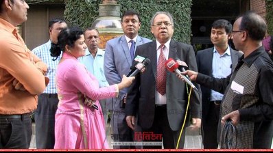 সাংবাদিকদের সঙ্গে কথা বলেন নির্বাচন কমিশনার রফিকুল ইসলাম