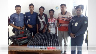 ফেনসিডিলসহ আটক দুই মাদক ব্যবসায়ী (মাঝে)