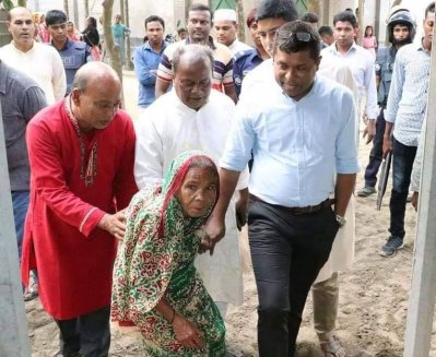 নতুন ঘর ও রেশন কার্ড পেলেন সেই বৃদ্ধা