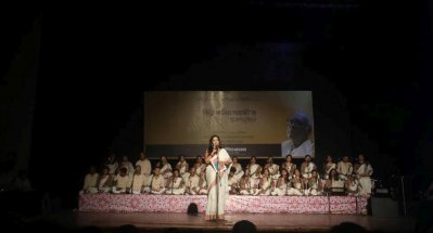 আবৃত্তি করছেন সুবর্ণা মুস্তাফা