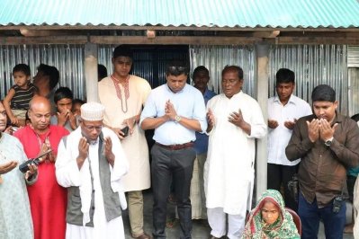 নতুন ঘর ও রেশন কার্ড পেলেন সেই বৃদ্ধা