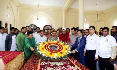 ভাসানীর সমাধিকে শ্রদ্ধা জানানো হচ্ছে