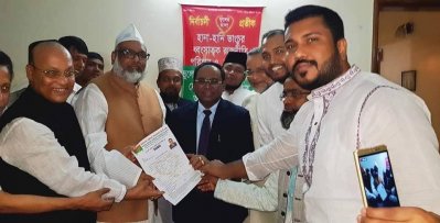 তরিকত ফেডারেশনের চেয়ারম্যানের হাত থেকে মনোনয়ন ফরম নিচ্ছেন আনোয়ার হোসেন খান