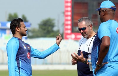 অনুশীলনে সাকিব দেখাচ্ছেন তার চোটগ্রস্ত আঙুল।