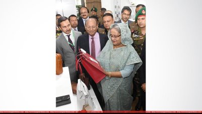&lsquo;বাংলাদেশ লেদার ফুটওয়্যার অ্যান্ড লেদার গুডস ইন্টারন্যাশনাল সোর্সিং শো&rsquo; উদ্বোধনের পর স্টল ঘুরে দেখেন প্রধানমন্ত্রী। ছবি: ফোকাস বাংলা