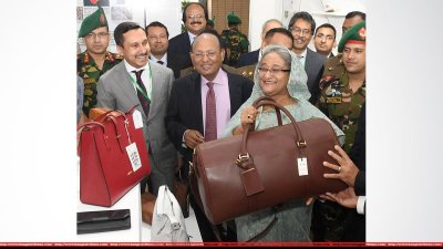 &lsquo;বাংলাদেশ লেদার ফুটওয়্যার অ্যান্ড লেদার গুডস ইন্টারন্যাশনাল সোর্সিং শো&rsquo; উদ্বোধনের পর স্টলগুলো ঘুরে দেখেন  প্রধানমন্ত্রী শেখ হাসিনা। ছবি: ফোকাস বাংলা