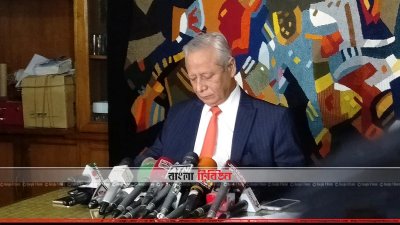 সংবাদ সম্মেলনে কথা বলছেন মাহবুবে আলম