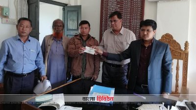 ক্ষতিগ্রস্ত পরিবারের মাঝে আর্থিক সহায়তা দেওয়া হয়