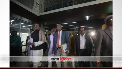 কমিশনের সঙ্গে সাক্ষাৎ শেষে বেরিয়ে আসছেন ১৪ দলের নেতারা 
