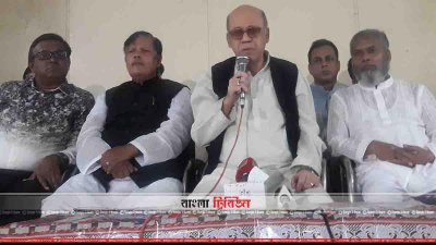 বক্তব্য রাখছেন কামরুল ইসলাম (ছবি&ndash; প্রতিনিধি)