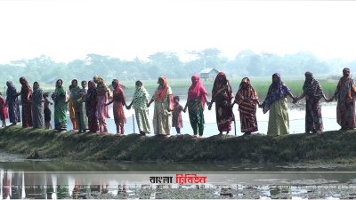 মানববন্ধনে স্থানীয়রা