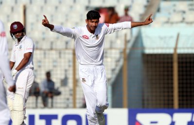 উইকেট উদযাপন করছেন নাঈম