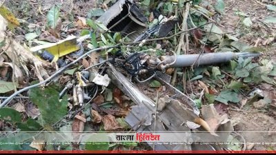 ঘটনাস্থলে পড়ে থাকা বিমানের যন্ত্রাংশ