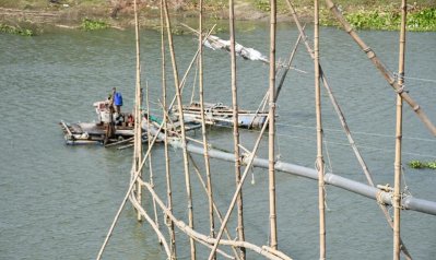 নদীতে শ্যালে বসিয়ে বালু তোলা হচ্ছে