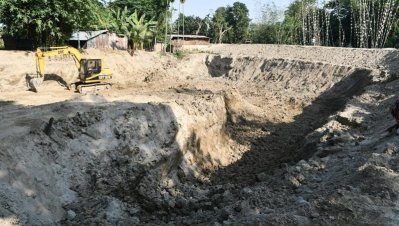 কৃষি জমি থেকে মাটি কেটে নেওয়া হচ্ছে