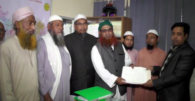 রংপুরে ইসলামী আন্দোলনের প্রার্থী মনোনয়নপত্র জমা দিচ্ছেন 