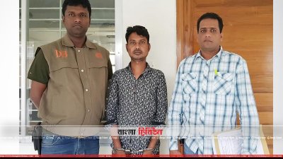 গ্রেফতারকৃত সুমন (মাঝে)