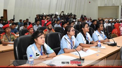 অনুষ্ঠানে অংশ নেওয়া তরুণ-তরুণীরা