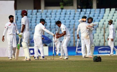 জয়ের স্মারক স্টাম্প হাতছাড়া করতে রাজি নন মুমিনুল-তাইজুল