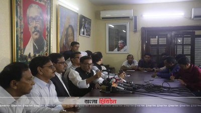 ধানমন্ডির কার্যালয়ে ওবায়দুল কাদের 