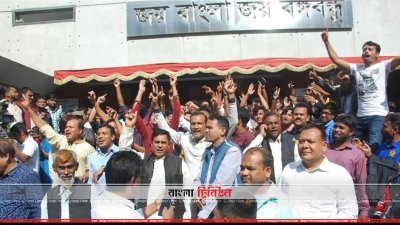 বঙ্গবন্ধু অ্যাভিনিউয়ে আওয়ামী লীগের কার্যালয়ের সামনে মনোনয়নপ্রার্থী ও তাদের সমর্থকরা
