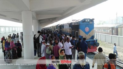 আধুনিক রেলস্টেশন থেকে ট্রেন যাত্রা শুরু