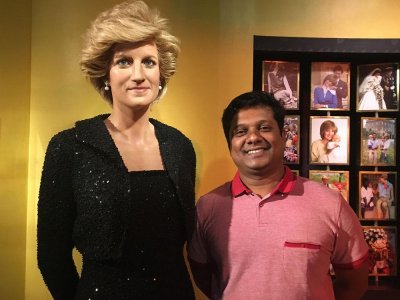 প্রিন্সেস ডায়ানার মোমের মূর্তির পাশে লেখক