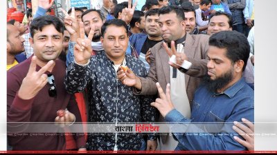সাইফুজ্জমান শিখরের সমর্থকদের মিষ্টি বিতরণ 