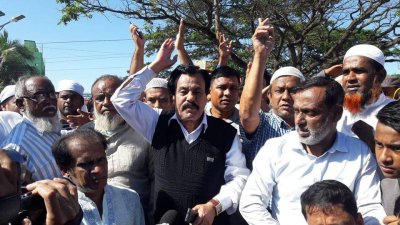 রাস্তা অবরোধ করে বিক্ষোভ