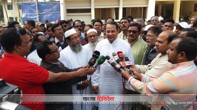 গণমাধ্যমের সঙ্গে কথা বলছেন হাসানুল হক ইনু (ছবি&ndash; প্রতিনিধি)