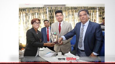 অনুষ্ঠানে জাতীয় নারী ক্রিকেট দলের অন্যতম সদস্য ফাহিমা খাতুনকে বিশেষ পুরস্কার প্রদান করা হয়