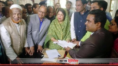 মনোনয়নপত্র জমা দিচ্ছেন স্পিকার শিরীন শারমিন চৌধুরী