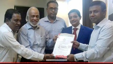 মনোনয়নপত্র জমা দিচ্ছেন আব্দুল মঈন খান (ছবি&ndash; প্রতিনিধি)