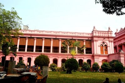 বুড়িগঙ্গার তীরে ইতিহাস ও ঐতিহ্যের আহসান মঞ্জিল