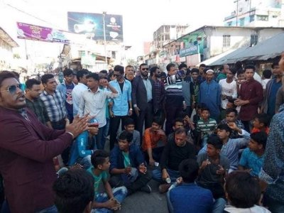 ফেনীতে সড়ক অবরোধ করে বিক্ষোভ
