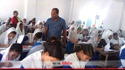 পরীক্ষার হল পরিদর্শন করছেন ইউপি সদস্য ওলিয়ার রহমান (ছবিটি তার ফেসবুক থেকে নেওয়া)