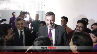 শেখ হাসিনার রাজনৈতিক কার্যালয় পরিদর্শনে মার্কিন দূতাবাসের কর্মকর্তারা