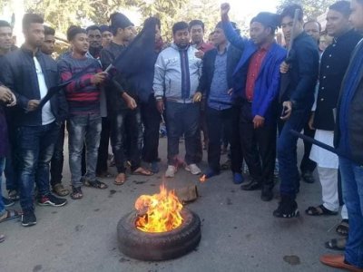 ফেনীতে সড়ক অবরোধ করে বিক্ষোভ