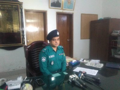 সংবাদ সম্মেলনে কথা বলছেন পুলিশের উপ-কমিশনার (ডিসি) মোস্তাক আহমেদ
