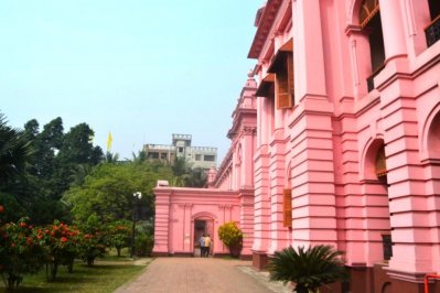 বুড়িগঙ্গার তীরে ইতিহাস ও ঐতিহ্যের আহসান মঞ্জিল
