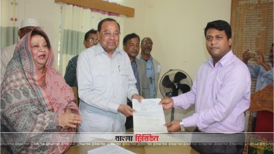 মনোনয়নপত্র জমা দিচ্ছেন মওদুদ আহমেদ