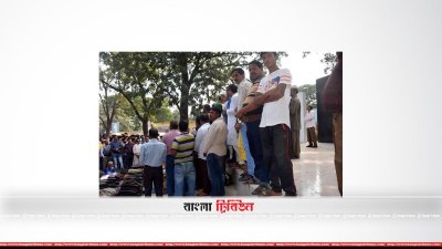 জুতা পায়ে শহীদ মিনারের বেদিতে বিএনপি নেতাকর্মীরা