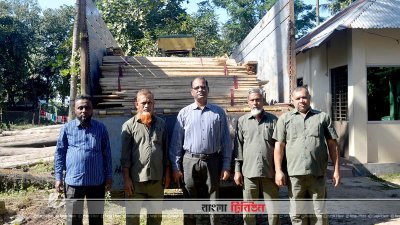 কুমিল্লায় দুই লাখ টাকার কাঠসহ ট্রাক জব্দ