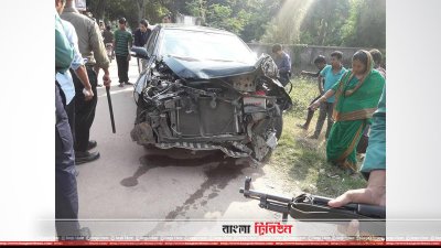ট্রেনের ধাক্কায় দুমড়ে মুচড়ে যাওয়া প্রাইভেট কার