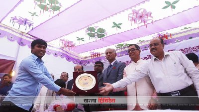 ডিআরইউ বেস্ট রিপোর্টিং অ্যাওয়ার্ড পেলেন বাংলা ট্রিবিউনের শাহেদ শফিক (ছবি: নাসিরুল ইসলাম)