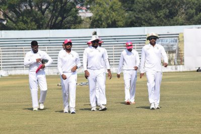 ৫ উইকেট শিকার করেন দক্ষিণাঞ্চলের অধিনায়ক রাজ্জাক।