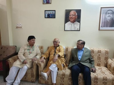 অর্থমন্ত্রীর বাসায় সিলেট-১ আসনে বিএনপির প্রার্থী ইনাম চৌধুরী (ডানে)। বাঁ পাশে অর্থমন্ত্রীর ছোট ভাই, একই আসনে আওয়ামী লীগের প্রার্থী ড. একে আব্দুল মোমেন  (ছবি: সংগৃহীত)