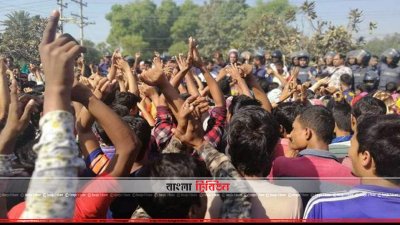 মহাসড়কে শ্রমিকদের বিক্ষোভ