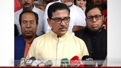 কুষ্টিয়ায় নিজ বাসভবনে সাংবাদিকদের প্রশ্নের জবাব দিচ্ছেন হানিফ