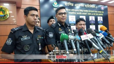 প্রেস ব্রিফিংয়ে র‍্যাব কর্মকর্তারা